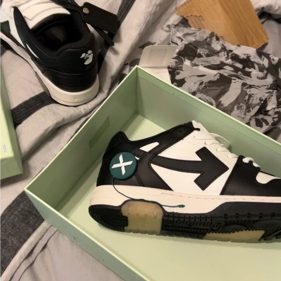 Off-White Black and White Arrow Sneakers - Picture 3 of 3